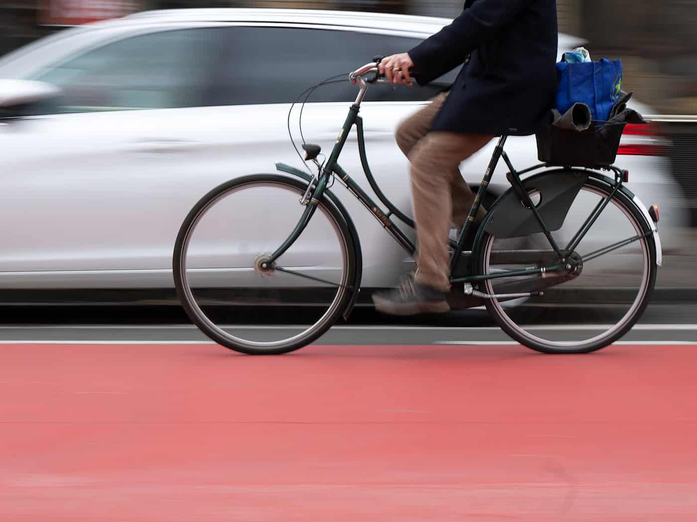 Der Fahrradfahrer starb nach dem Zusammenstoß mit einer Autotür. (Symbolbild) / Foto: Sebastian Gollnow/dpa