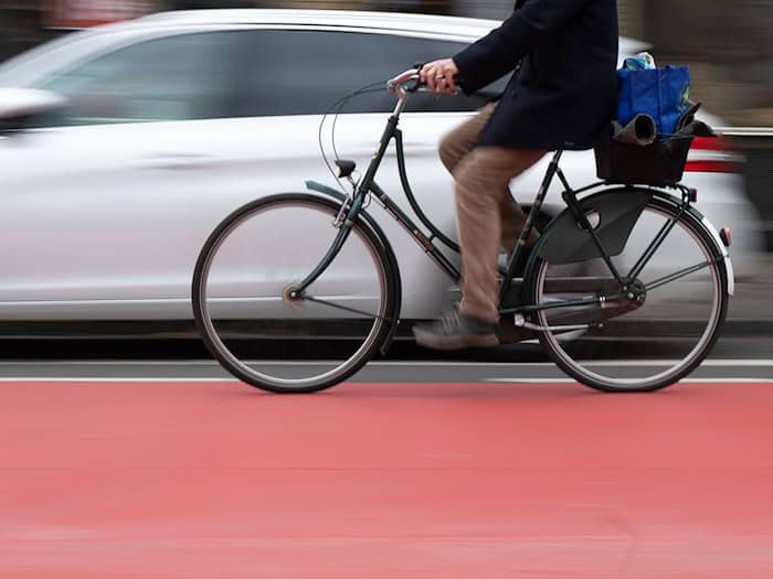 Der Fahrradfahrer starb nach dem Zusammenstoß mit einer Autotür. (Symbolbild) / Foto: Sebastian Gollnow/dpa