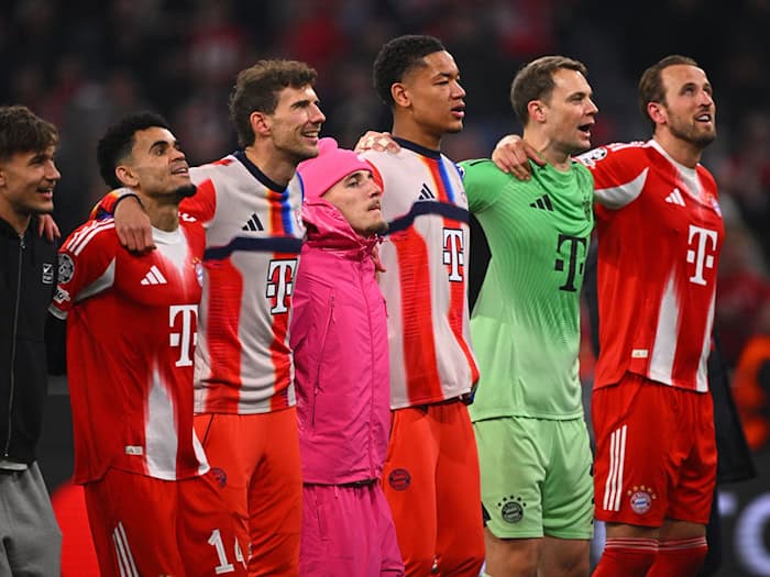 Die Bayern-Profis bejubeln den Einzug ins Halbfinale, der für den Verein auch viele Millionen Euro wert ist.  / Foto: Tom Weller/dpa