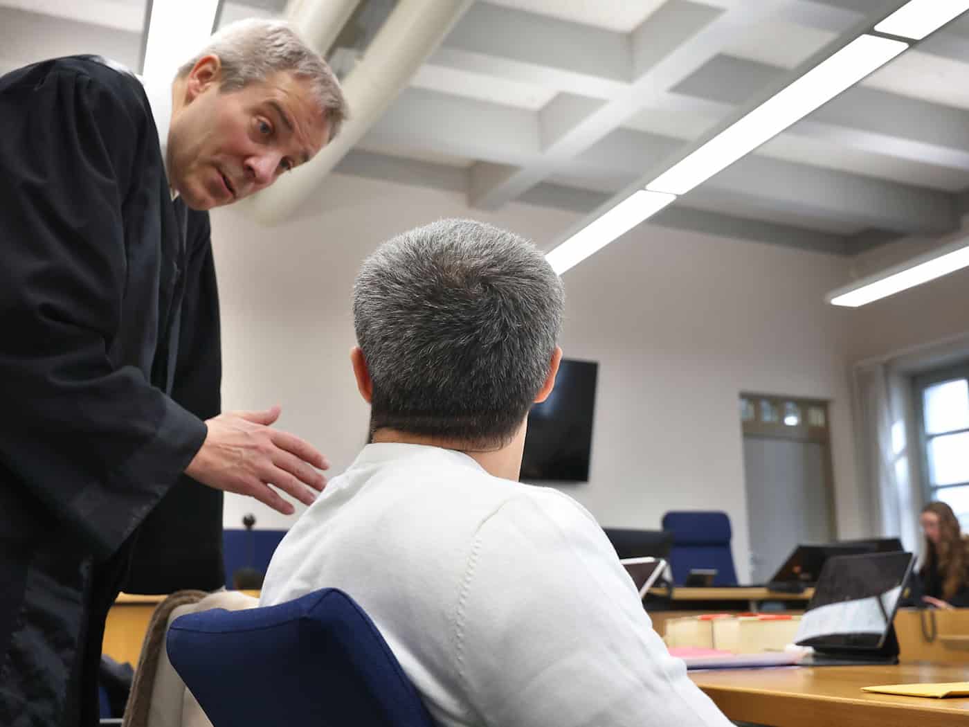 Der Angeklagte mit seinem Verteidiger Felix Dimpfl. (Archivbild) / Foto: Karl-Josef Hildenbrand/dpa