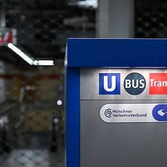 In Bayern stehen in mehreren Städten die nächsten ganztägigen Warnstreiks im Nahverkehr an. (Archivbild) / Foto: Sven Hoppe/dpa