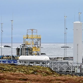 Der Weltraumbahnhof Andøya liegt an der Küste der gleichnamigen Insel im Norden Norwegens. Örtliche Fischer fürchten um ihre Fanggründe. / Foto: Soeren Stache/dpa