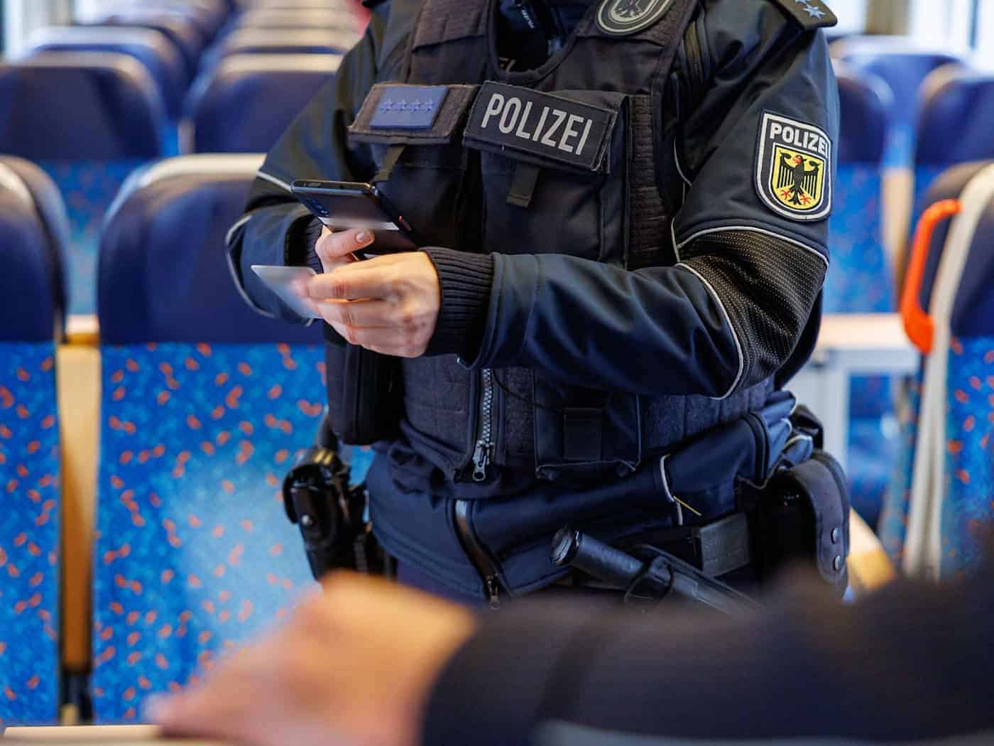Auch in Zügen werden Fahrgäste nahe der Grenze zu Österreich oft von Bundespolizisten kontrolliert. (Symbolbild) / Foto: Daniel Karmann/dpa