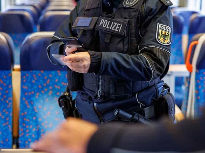 Auch in Zügen werden Fahrgäste nahe der Grenze zu Österreich oft von Bundespolizisten kontrolliert. (Symbolbild) / Foto: Daniel Karmann/dpa
