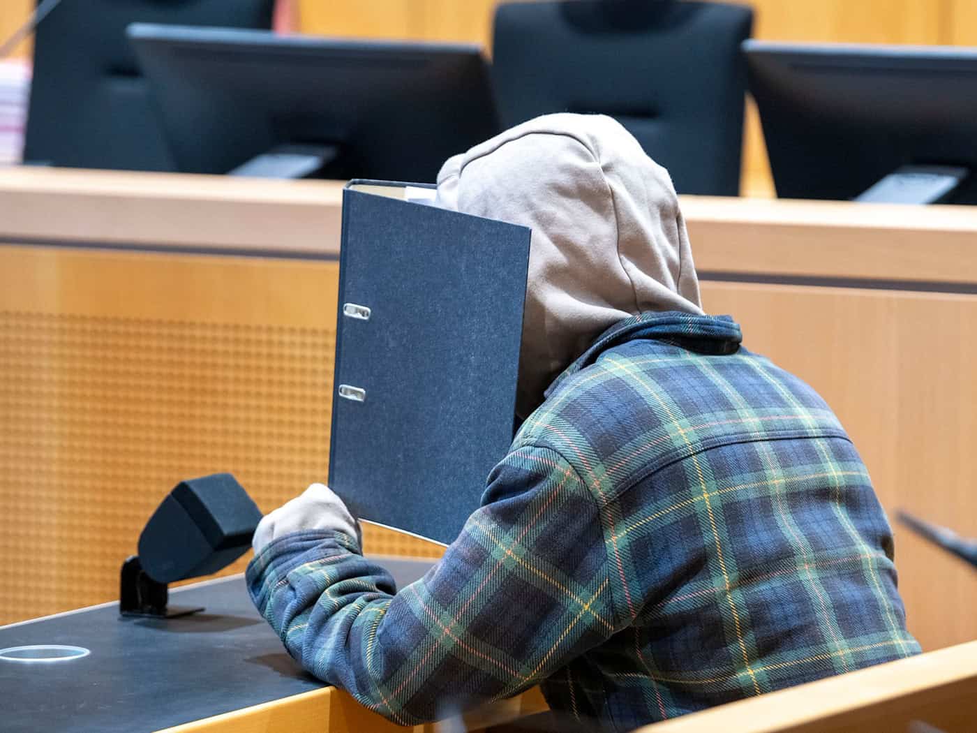 Der Angeklagte soll eine dreifache Mutter erschossen haben. Die Tochter des Opfers musste nun aussagen. / Foto: Stefan Puchner/dpa