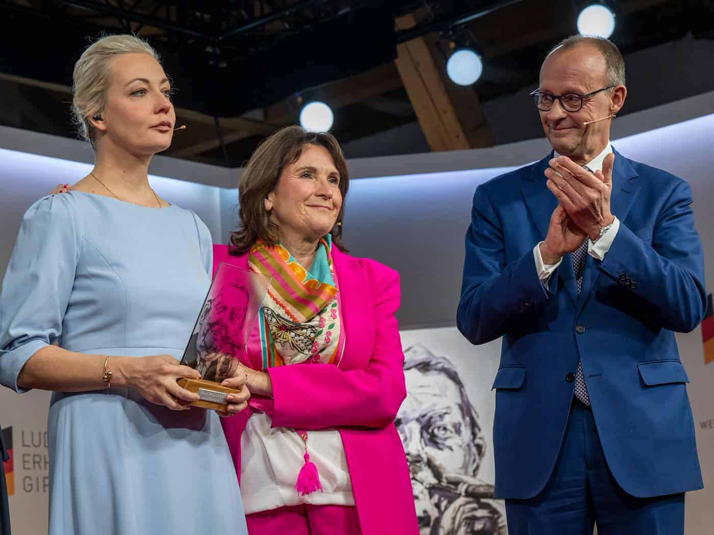 2024 war die Welt beim Ludwig-Erhard-Gipfel noch in Ordnung: Damals hielt der heutige Kanzler Merz die Laudatio für Julia Nawalnaja. (Archivbild) / Foto: Peter Kneffel/dpa