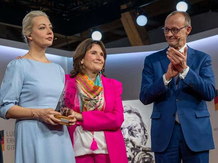 2024 war die Welt beim Ludwig-Erhard-Gipfel noch in Ordnung: Damals hielt der heutige Kanzler Merz die Laudatio für Julia Nawalnaja. (Archivbild) / Foto: Peter Kneffel/dpa