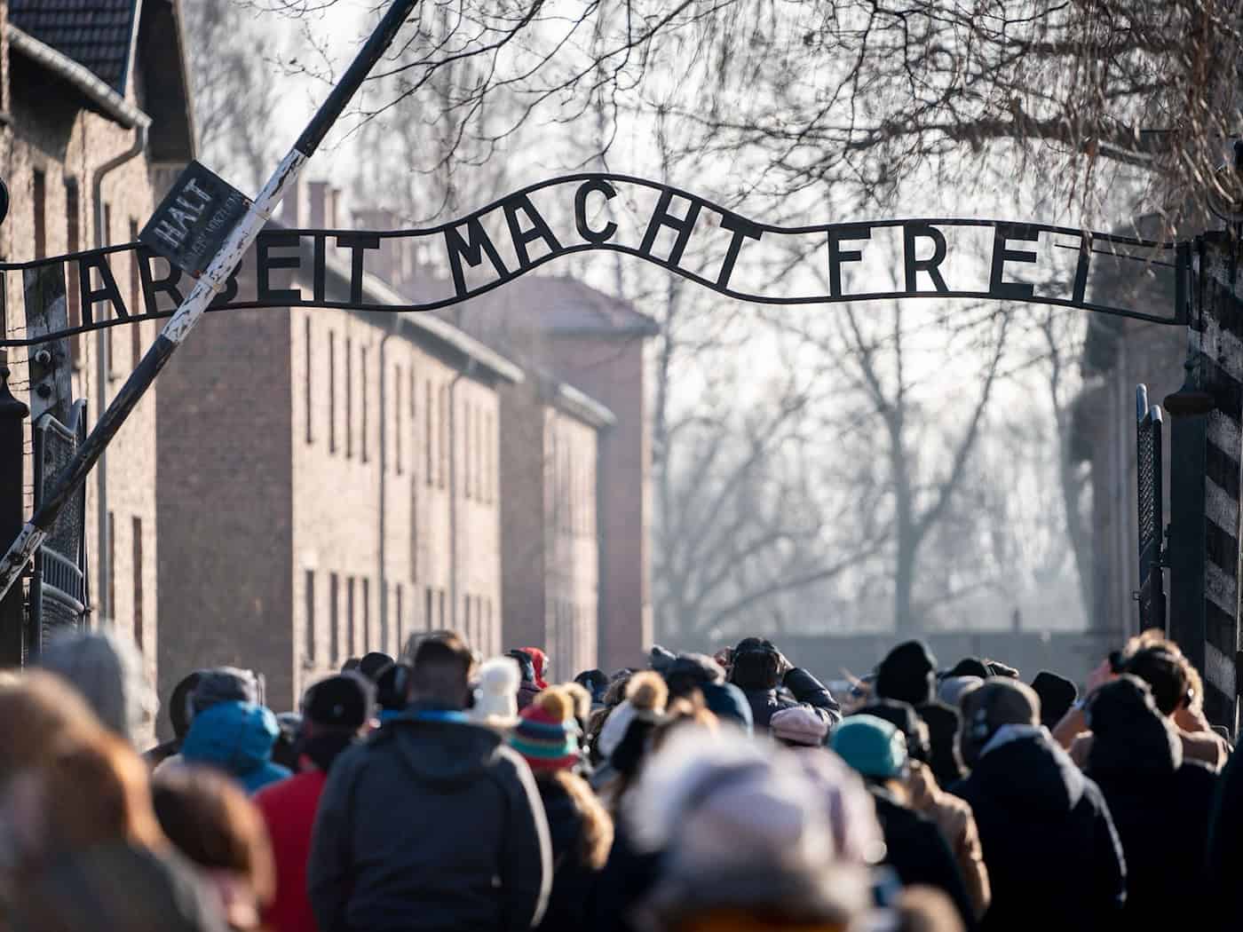 Der Nazi-Spruch «Arbeit macht frei» war über dem Tor zum KZ Auschwitz angebracht. (Archivbild) / Foto: Kay Nietfeld/dpa