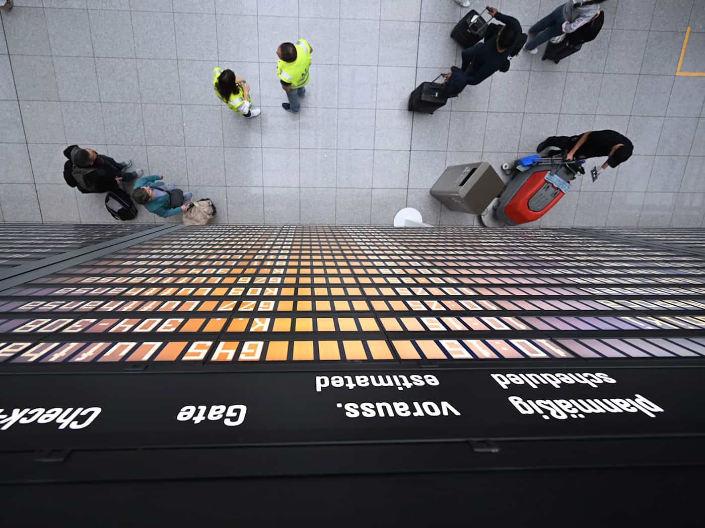 Wer wegen Flugreisen Ärger hat und etwa Schadenersatz einklagen will, kann dies in Nürnberg und Erding per Online-Verfahren machen. (Illustration)  / Foto: Felix Hörhager/dpa