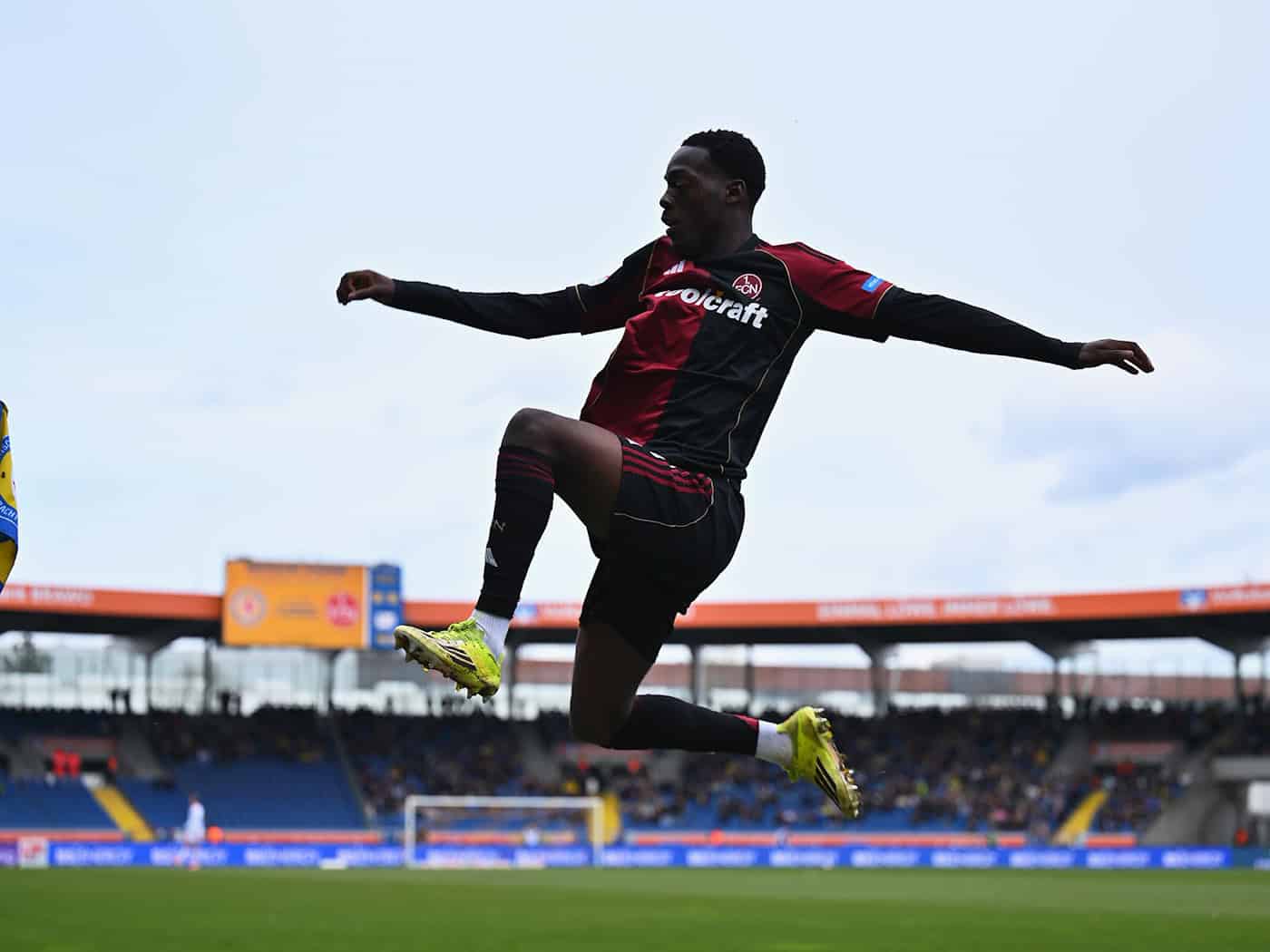 Rabby Nzingoula ist erstmals für den 1. FC Nürnberg erfolgreich. / Foto: Swen Pförtner/dpa