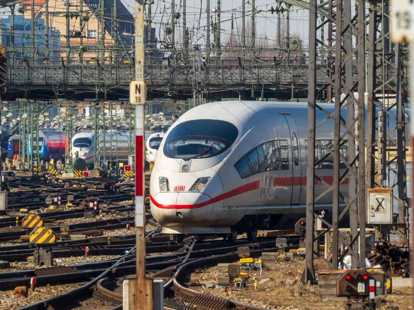 Kurz vor dem Hauptbahnhof in der Landeshauptstadt hat ein Mann die Notbremse gezogen. (Symbolbild) / Foto: Peter Kneffel/dpa