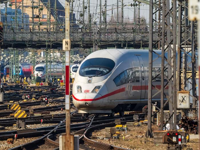 Kurz vor dem Hauptbahnhof in der Landeshauptstadt hat ein Mann die Notbremse gezogen. (Symbolbild) / Foto: Peter Kneffel/dpa