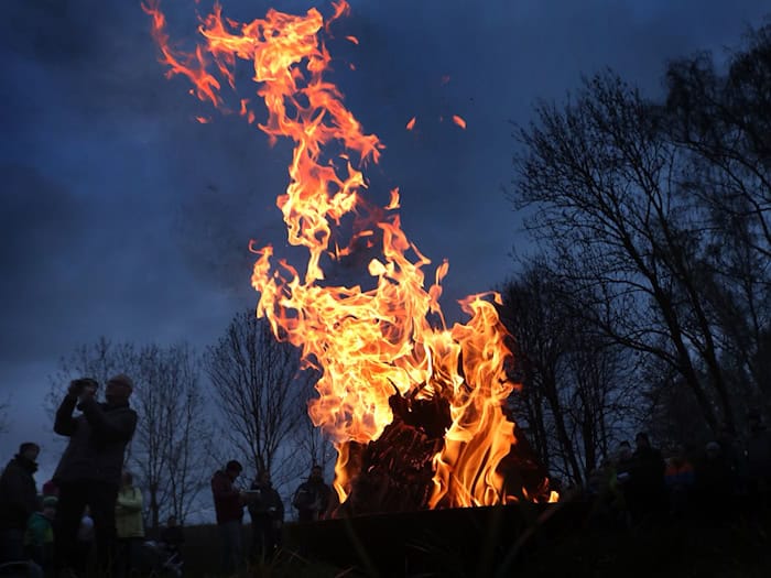 Ein Osterfeuer hat einen Brandherd an einer Scheune ausgelöst. (Symboldbild)    / Foto: Karl-Josef Hildenbrand/dpa