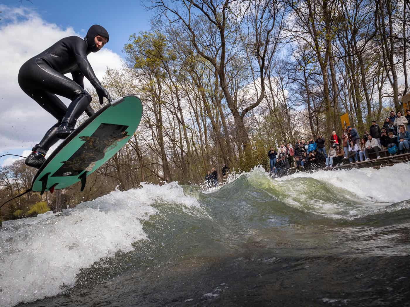 Nur am Karfreitag war Surfen kurz mal möglich.  / Foto: Peter Kneffel/dpa