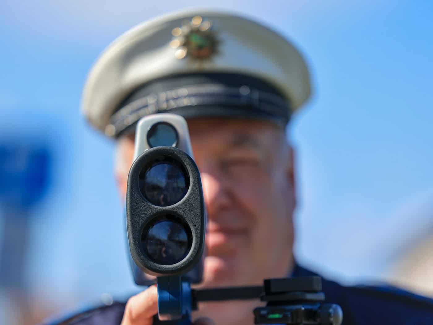 Vor einer Radarkontrolle der Polizei warnte ein Mann mit einem Plakat. (Symbolbild) / Foto: Jan Woitas/dpa