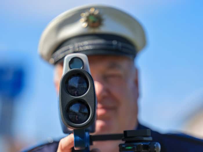Vor einer Radarkontrolle der Polizei warnte ein Mann mit einem Plakat. (Symbolbild) / Foto: Jan Woitas/dpa