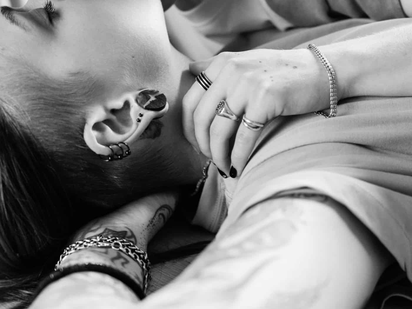 Piercings wie Helix- und Tragus-Ohrringe sind 2026 besonders beliebt. / Foto: SHVETS production auf pexels.com