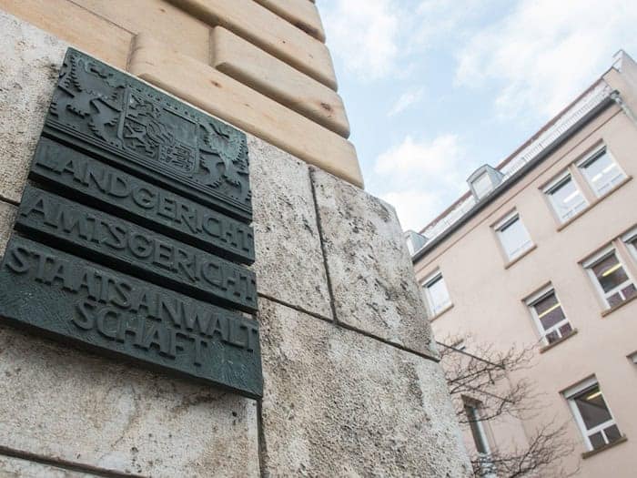 Wegen Misshandlung von behinderten Menschen in einem Wohnheim muss sich in Regensburg ein Pfleger vor Gericht verantworten. (Symbolbild) / Foto: Armin Weigel/dpa