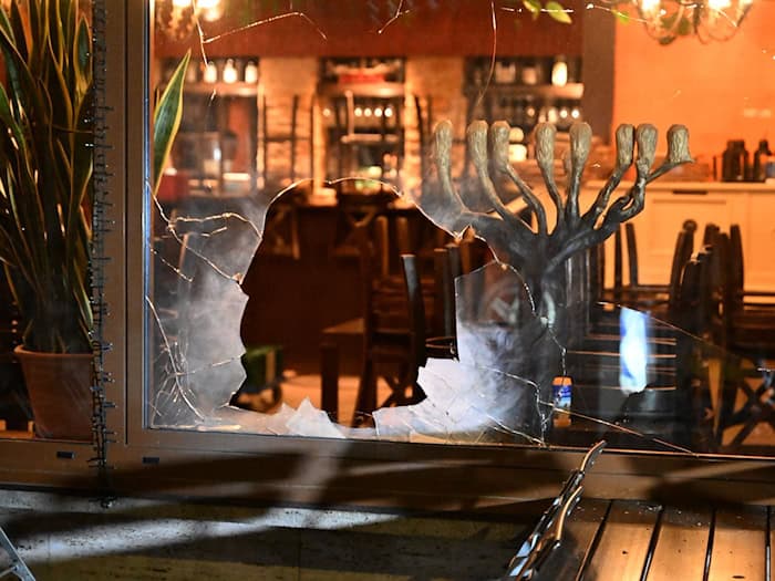 Das Fenster des Lokals wurde beschädigt.  / Foto: Felix Hörhager/dpa