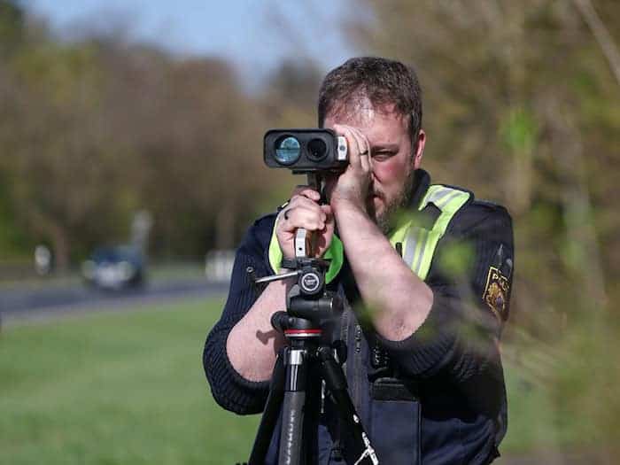 Beim Blitzmarathon werden rund 1.570 Messstellen auf Autobahnen, auf Bundes-, Land- und Kreisstraßen sowie innerorts installiert. / Foto: Daniel Löb/dpa