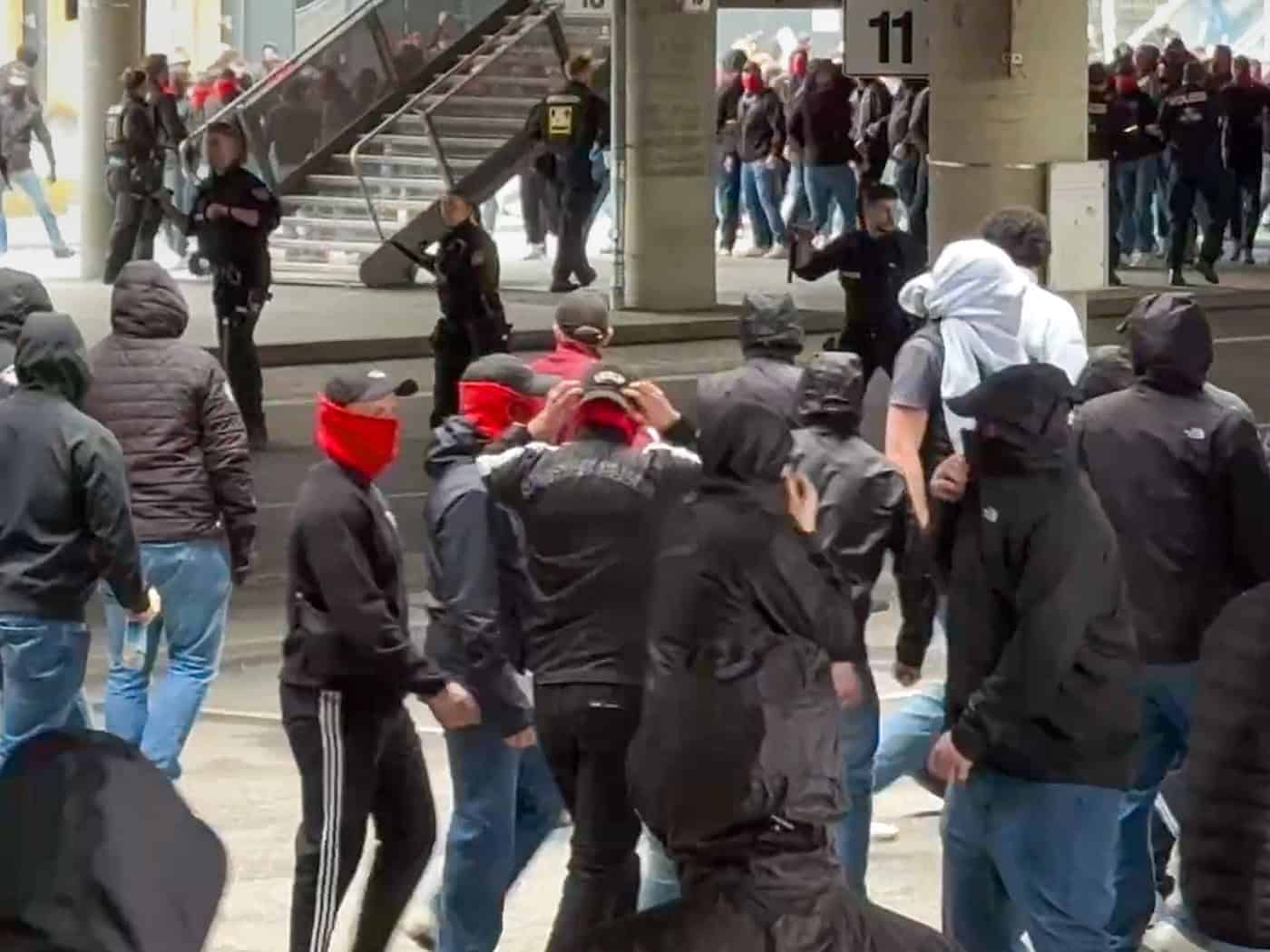 Vor dem Spiel des FC Bayern gegen den VfB Stuttgart kam es zu einer Schlägerei zwischen rivalisierenden Fans. / Foto: -/EinsatzReport24/dpa