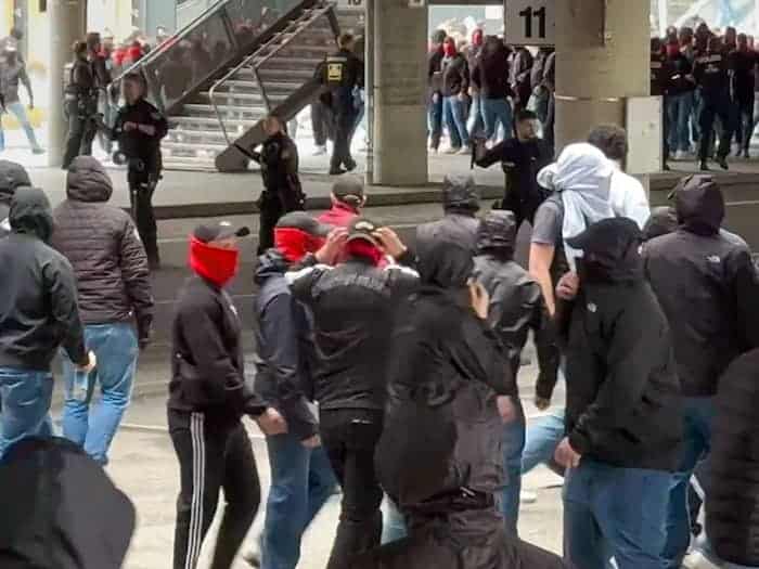 Vor dem Spiel des FC Bayern gegen den VfB Stuttgart kam es zu einer Schlägerei zwischen rivalisierenden Fans. / Foto: -/EinsatzReport24/dpa