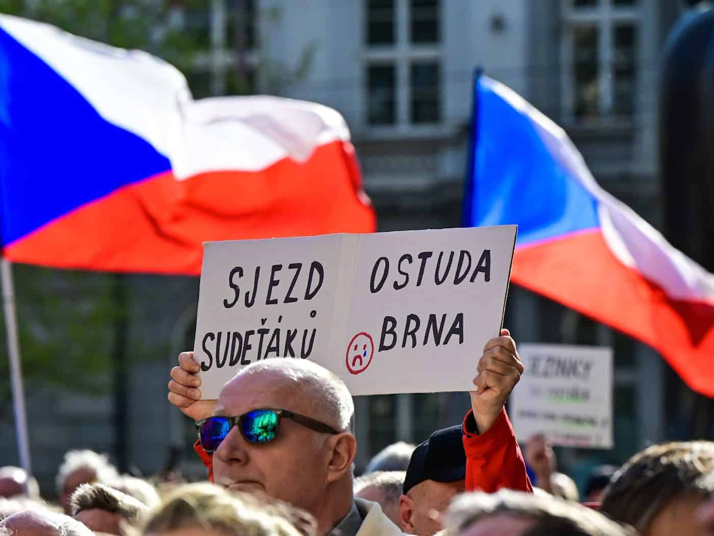 Die Teilnehmer einer Demonstration gegen die geplante Abhaltung des Sudetendeutschen Tags in Brünn (Brno) hielten Spruchtafeln wie «Treffen der Sudetendeutschen - eine Schande für Brünn» hoch. / Foto: Šálek Václav/CTK/dpa