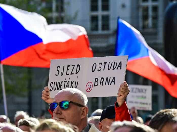 Die Teilnehmer einer Demonstration gegen die geplante Abhaltung des Sudetendeutschen Tags in Brünn (Brno) hielten Spruchtafeln wie «Treffen der Sudetendeutschen - eine Schande für Brünn» hoch. / Foto: Šálek Václav/CTK/dpa