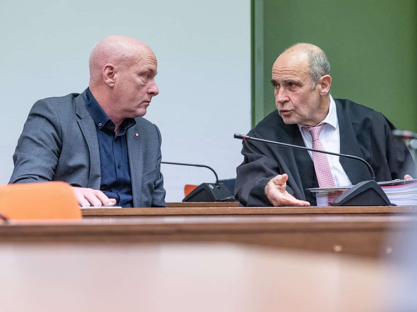 Prozess in München: Joachim Wolbergs (l), früherer Oberbürgermeister von Regensburg, sitzt im Verhandlungssaal des Landgerichts neben seinem Verteidiger Peter Witting. Es geht um Parteispenden im Kommunalwahlkampf 2014. (Archivbild) / Foto: Armin Weigel/dpa