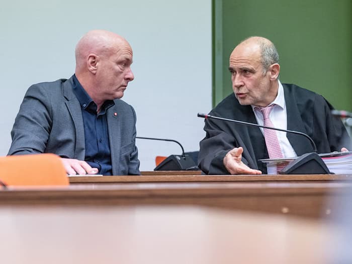 Prozess in München: Joachim Wolbergs (l), früherer Oberbürgermeister von Regensburg, sitzt im Verhandlungssaal des Landgerichts neben seinem Verteidiger Peter Witting. Es geht um Parteispenden im Kommunalwahlkampf 2014. (Archivbild) / Foto: Armin Weigel/dpa