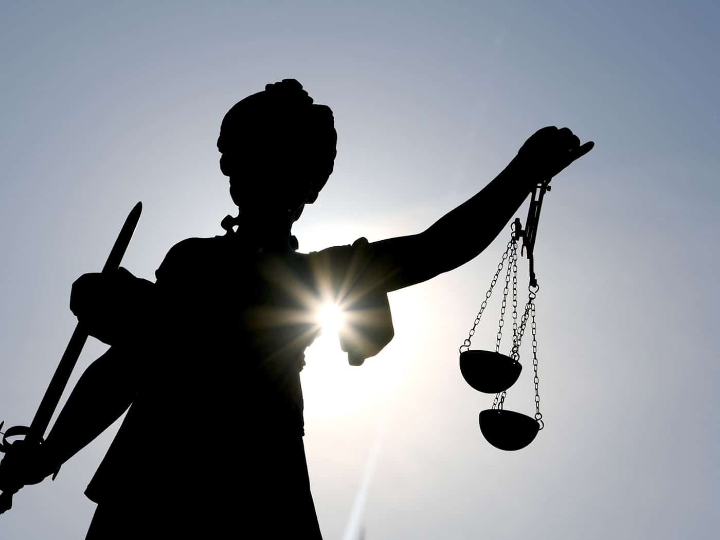 Die Geschäftsführer einer Bauträgergesellschaft müssen nach einem gescheiterten Hotelprojekt an zahlreiche Investoren Geld zurückzahlen, wie das Landgericht Augsburg entschieden hat. (Symbolbild) / Foto: Arne Dedert/dpa