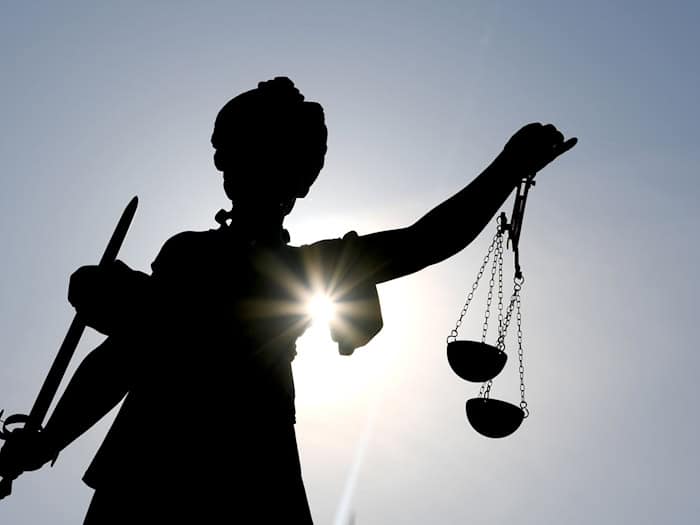 Die Geschäftsführer einer Bauträgergesellschaft müssen nach einem gescheiterten Hotelprojekt an zahlreiche Investoren Geld zurückzahlen, wie das Landgericht Augsburg entschieden hat. (Symbolbild) / Foto: Arne Dedert/dpa