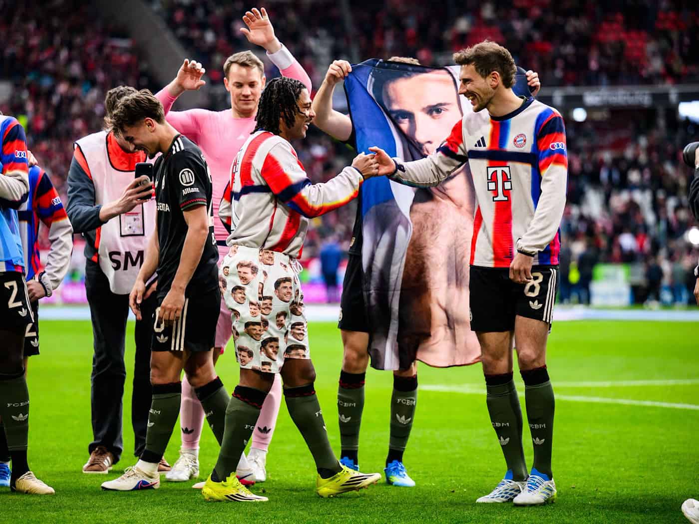 Serge Gnabry (m) sorgte für Erheiterung bei den Teamkollegen. / Foto: Tom Weller/dpa