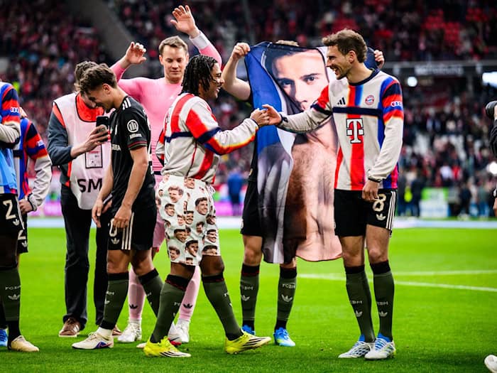 Serge Gnabry (m) sorgte für Erheiterung bei den Teamkollegen. / Foto: Tom Weller/dpa