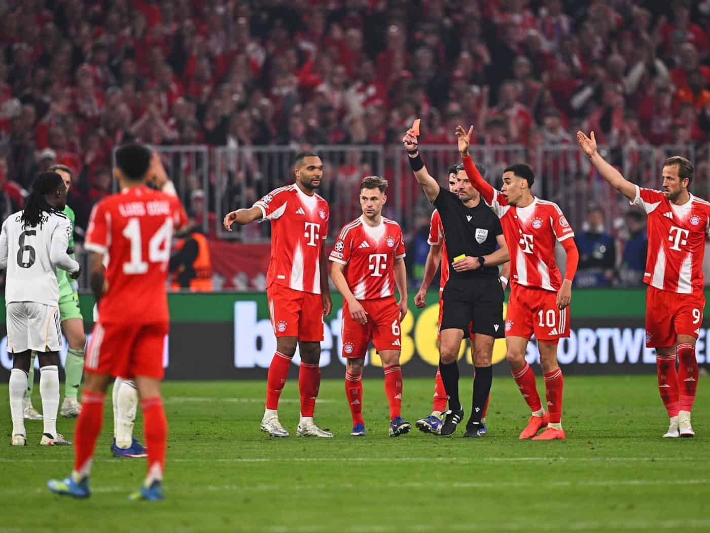 Die Schlüsselszene: Schiedsrichter Slavko Vinčić zeigt Reals Eduardo Camavinga (l) Gelb-Rot.  / Foto: Tom Weller/dpa