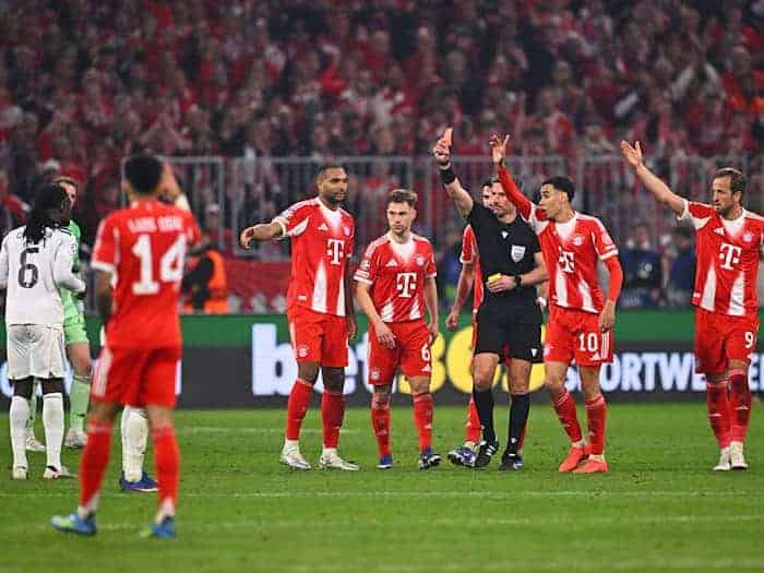 Die Schlüsselszene: Schiedsrichter Slavko Vinčić zeigt Reals Eduardo Camavinga (l) Gelb-Rot.  / Foto: Tom Weller/dpa