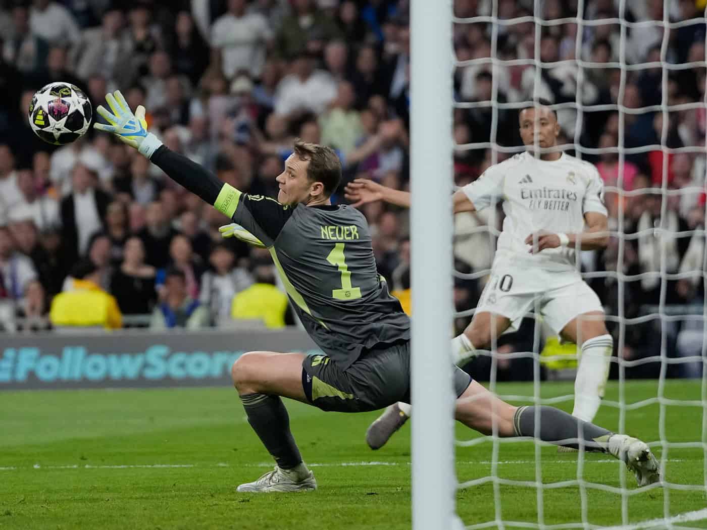 Manuel Neuer verlor nur ein Duell gegen Kylian Mbappé. / Foto: Bernat Armangue/AP/dpa