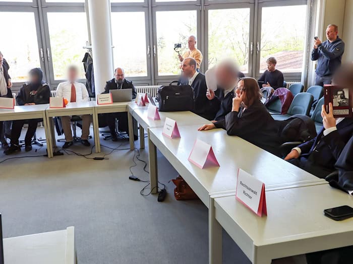 Die Beschuldigten mit ihren Anwälten im Saal des Amtsgerichtes Schwabach. (Archivbild) / Foto: Daniel Löb/dpa