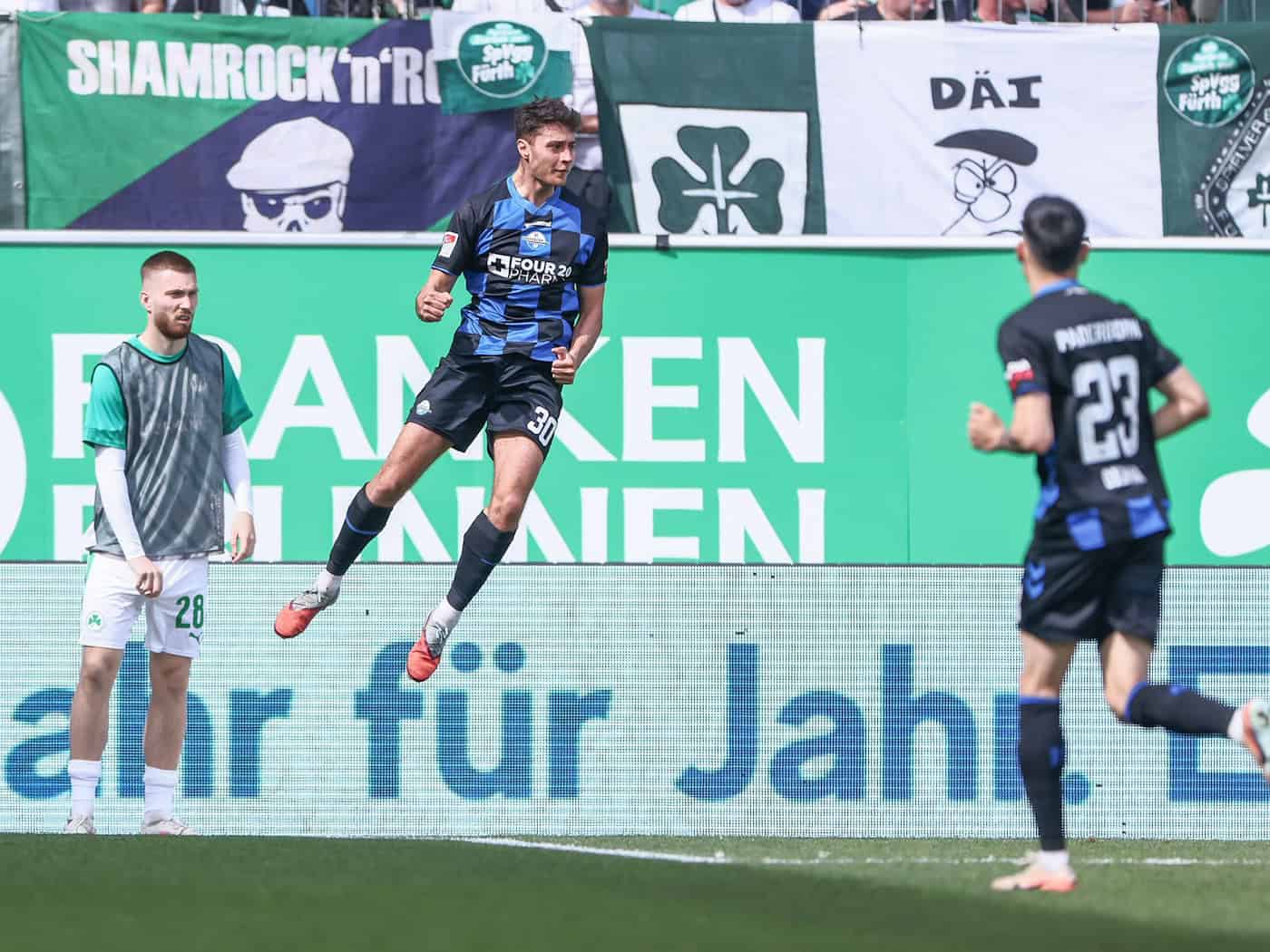 Paderborns Stürmer Stefano Marino bejubelt mit einem Sprung in die Luft sein Führungstor. / Foto: Daniel Löb/dpa