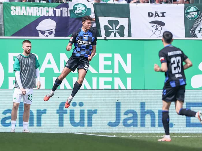 Paderborns Stürmer Stefano Marino bejubelt mit einem Sprung in die Luft sein Führungstor. / Foto: Daniel Löb/dpa