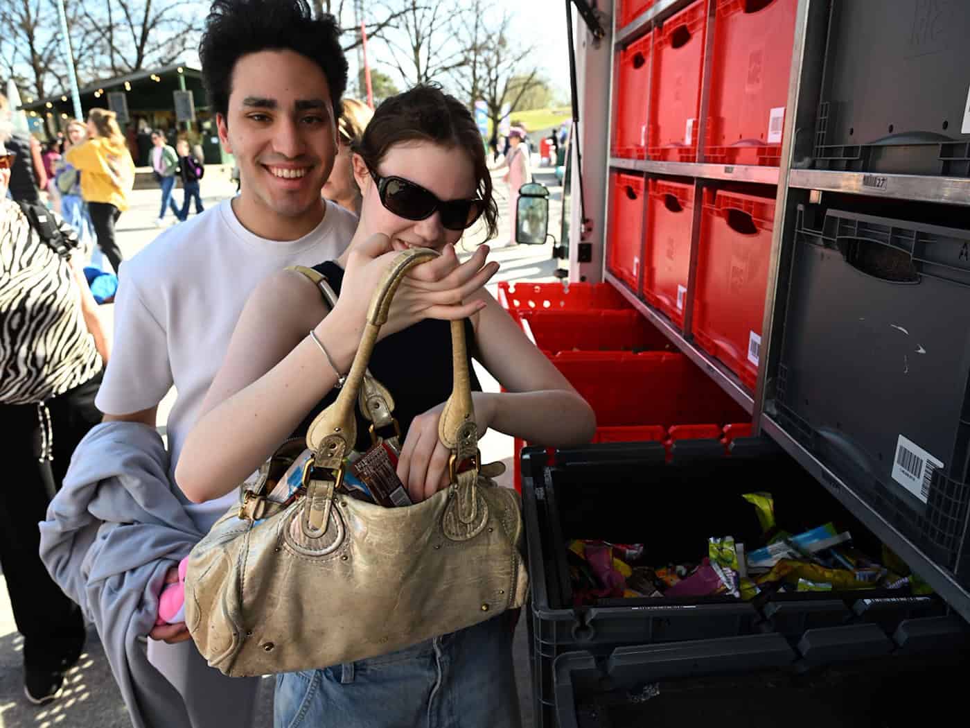 Schoko-Eier gegen Papp-Ostereier gab es bei der Aktion im Olympiapark.  / Foto: Felix Hörhager/dpa