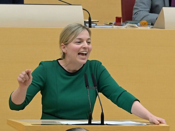 Katharina Schulze greift mit klaren Forderungen in die Debatte um eine Social-Media-Altersgrenze ein. (Archivbild) / Foto: Malin Wunderlich/dpa