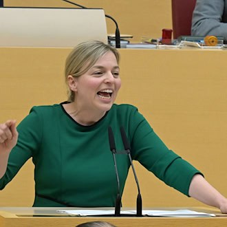 Katharina Schulze greift mit klaren Forderungen in die Debatte um eine Social-Media-Altersgrenze ein. (Archivbild) / Foto: Malin Wunderlich/dpa