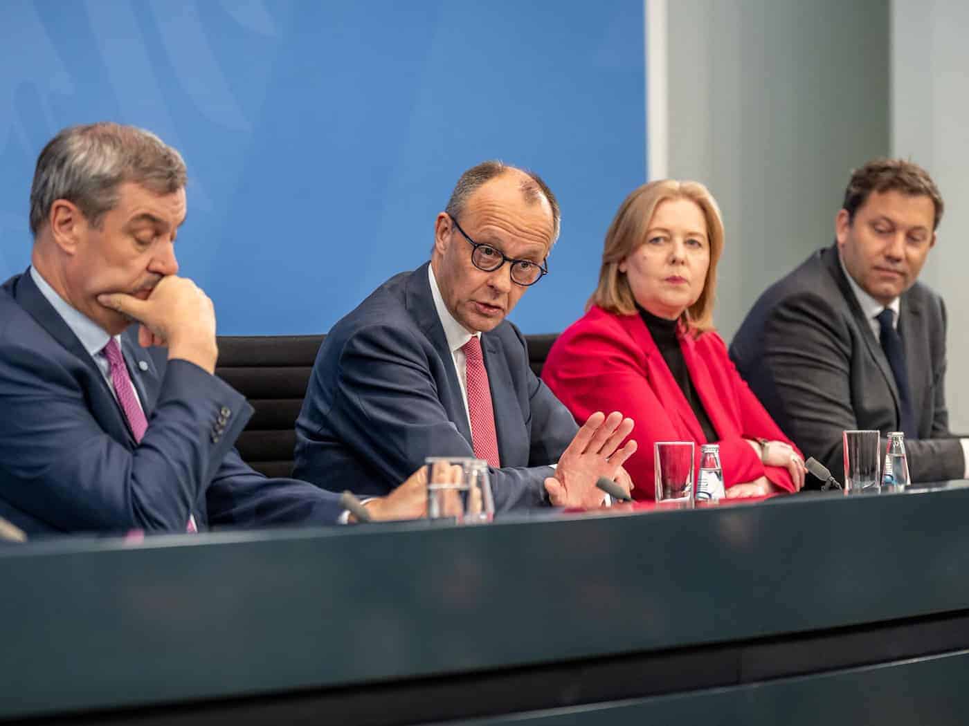 Die Spitzen der Koalition haben lange über eine gemeinsame Position zum Verbrenner-Aus gestritten - nun wurde eine Einigung gefunden.  / Foto: Michael Kappeler/dpa