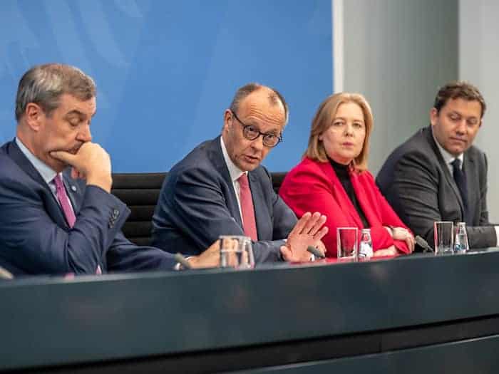 Die Spitzen der Koalition haben lange über eine gemeinsame Position zum Verbrenner-Aus gestritten - nun wurde eine Einigung gefunden.  / Foto: Michael Kappeler/dpa