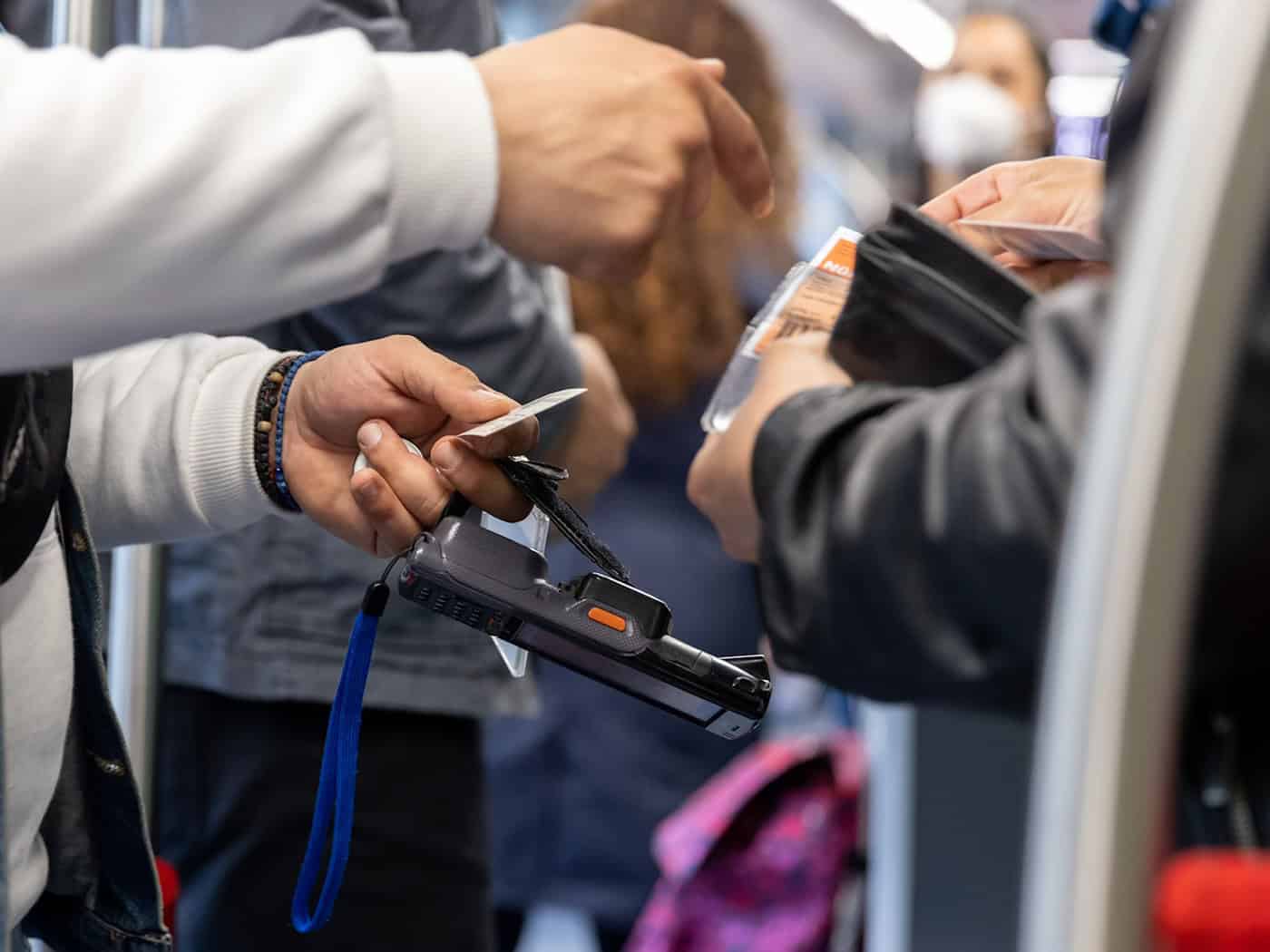 Der 20-Jährige zeigte dem Schaffner ein nicht gültiges Ticket. (Symbolbild) / Foto: Daniel Karmann/dpa
