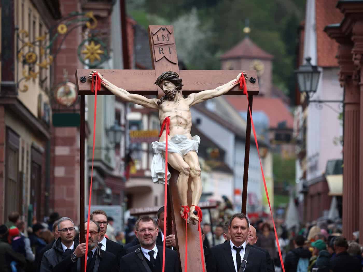 Die Karfreitagsprozession in Lohr zeigt Jesu Leiden und Sterben. (Archivbild) / Foto: Karl-Josef Hildenbrand/dpa