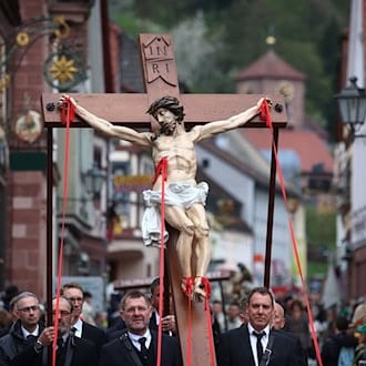 Die Karfreitagsprozession in Lohr zeigt Jesu Leiden und Sterben. (Archivbild) / Foto: Karl-Josef Hildenbrand/dpa