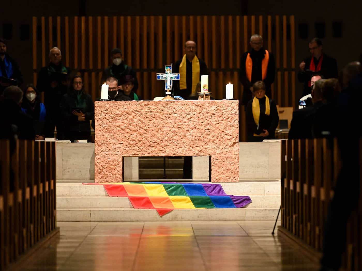 Die katholische Kirche und die Regenbogenflagge - keine unkomplizierte Beziehung. (Archivfoto) / Foto: Tobias Hase/dpa