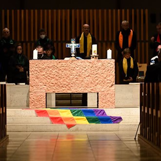 Die katholische Kirche und die Regenbogenflagge - keine unkomplizierte Beziehung. (Archivfoto) / Foto: Tobias Hase/dpa